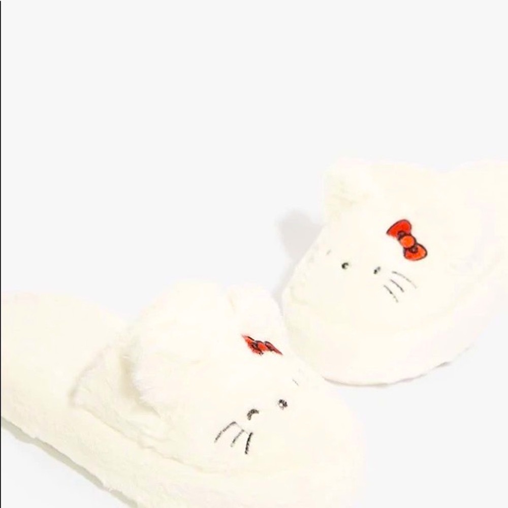 Sanrio Hello Kitty White fluffy slippers-size L